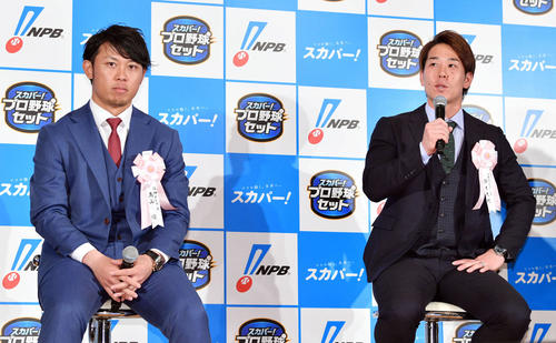 スカパー！　ドラマティック・サヨナラ賞　年間大賞を受賞しトークセッションするロッテから楽天にFA加入した鈴木（右）と阪神高山（撮影・滝沢徹郎）