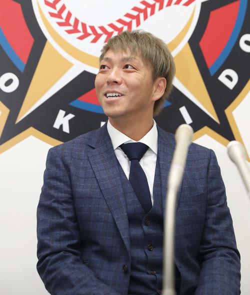 契約更改を終え笑顔で会見する日本ハム宮西（撮影・黒川智章）