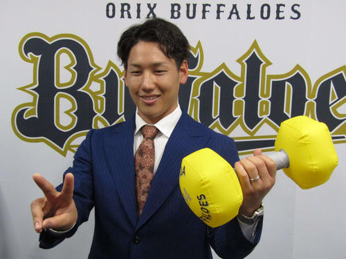 契約更改し、笑顔で「2億円」サインを見せるオリックス吉田正（撮影・高垣誠）