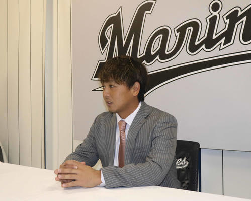 契約更改を終え、取材に応じるロッテ田村（撮影・久永壮真）