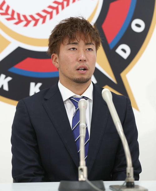 契約更改を終え会見する日本ハム井口（撮影・黒川智章）