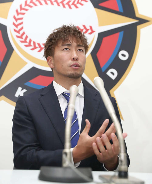 契約更改を終え会見する日本ハム井口（撮影・黒川智章）