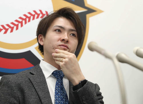 契約更改を終え厳しい表情で会見する日本ハム上沢（撮影・黒川智章）