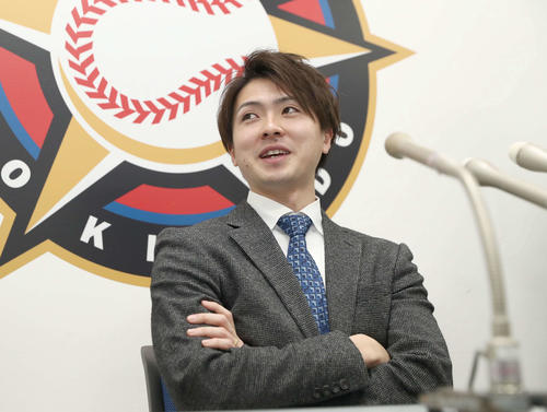 契約更改を終え笑顔で会見する日本ハム上沢（撮影・黒川智章）
