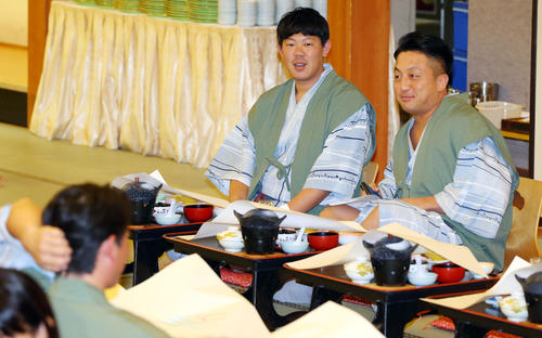 巨人納会で笑顔を見せる山口（中央）と沢村（右）（撮影・垰建太）