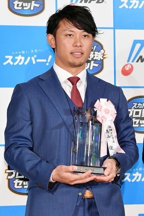スカパー！　ドラマティック・サヨナラ賞　年間大賞を受賞しトロフィーを手にする阪神高山（撮影・滝沢徹郎）