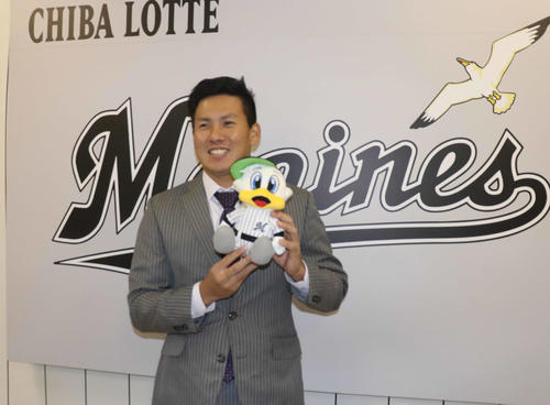 契約更改を終え、マーくんを手に笑顔のロッテ東妻（撮影・久永壮真）