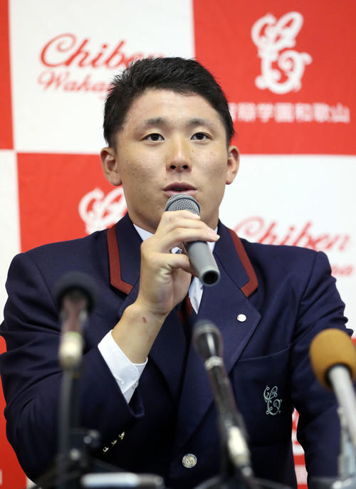DeNAから4位で指名され、会見を行う智弁和歌山・東妻（撮影・前田充）