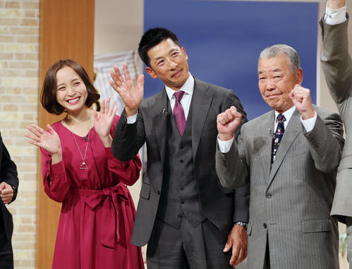 サンテレビ「熱血！タイガース党」に出演し、エンディングで手を振る阪神矢野監督。左は武田訓佳、右は福本氏（撮影・前田充）