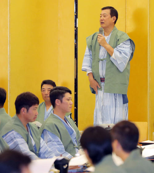 29日、巨人納会であいさつする原監督（右）。左手前から菅野、坂本勇