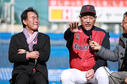 東尾修氏（左）と対談する清原和博監督（撮影・中島郁夫）