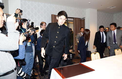 ロッテとの契約交渉の席に向かう大船渡佐々木（撮影・浅見桂子）