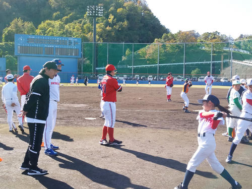 日産自動車の野球教室に参加した広島長野（左）は女子児童の力強いスイングに熱心に見入る（撮影・井上真）