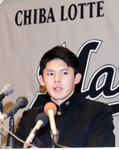 ロッテとの契約交渉を終えた大船渡佐々木は真剣な表情で会見で答える（撮影・浅見桂子）