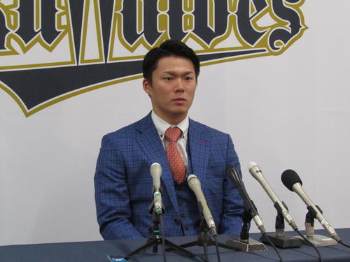 契約更改を終え会見するオリックス山本（撮影・高垣誠）