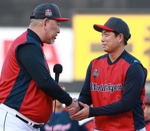高木（右）と握手する清原監督（撮影・中島郁夫）