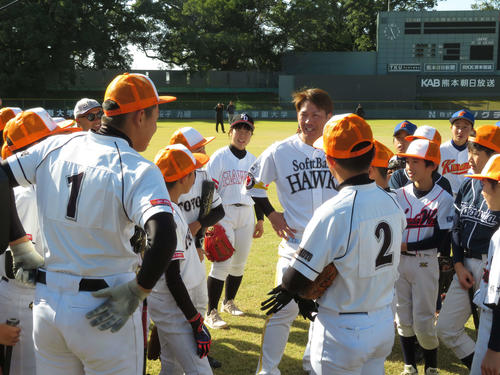 熊本の野球教室で、自分より背の高い？小学生（左）を見つけ、何やら話しかけるソフトバンク甲斐（中央）
