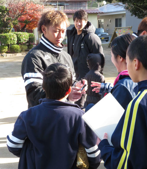 熊本の児童施設を訪れ、子どもたちと交流するソフトバンク今宮