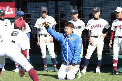 高校球児に盗塁を指導する日本ハム中島（撮影・田中彩友美）