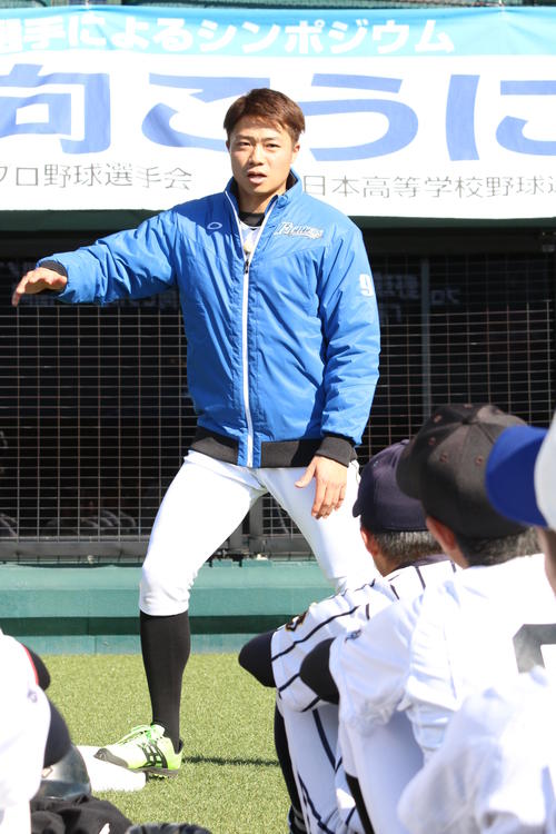 高校球児に盗塁のアドバイスをする日本ハム中島（撮影・田中彩友美）