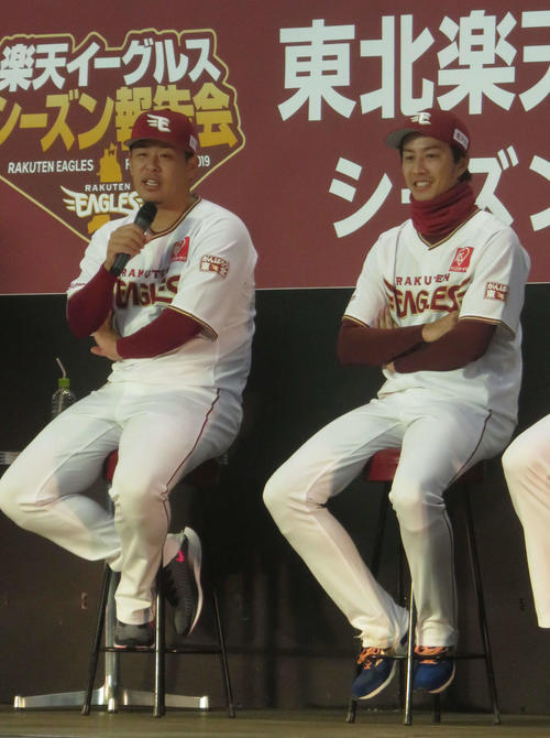 シーズン報告会のトークショーでマイクを握る楽天浅村（左）。右は岸（撮影・桑原幹久）