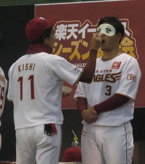 シーズン報告会内のイベントで、楽天浅村（右）目隠しをしながら岸（左）にマスカットを食べさせてもらう（撮影・桑原幹久）