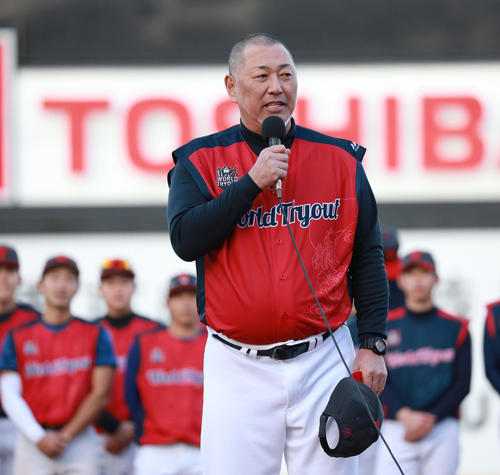 試合後にあいさつする清原監督（撮影・中島郁夫）
