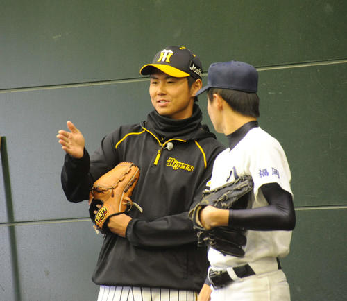 阪神浜地真澄投手がプロ野球現役選手によるシンポジウム「夢の向こうに」で高校生相手にブルペンで投球指導を行った（撮影・浦田由紀夫）