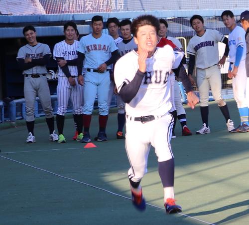 中大・五十幡（前）の50メートル走に他の選手たちも興味津々だった（撮影・古川真弥）