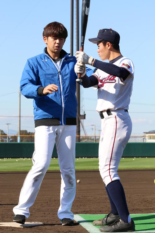 高校球児に打撃のアドバイスをする日本ハム清水（撮影・田中彩友美）