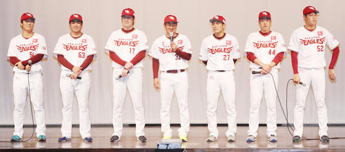 岩手会場のシーズン報告会に参加した左から楽天和田、由規、塩見、銀次、岡島、足立、森原