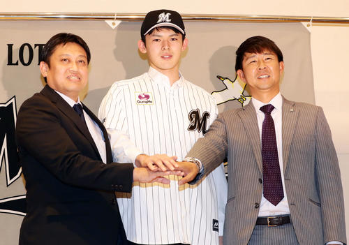 ロッテとの契約交渉を終えた大船渡佐々木（中央）は、松本球団本部長（左）と柳沼担当スカウトと記念撮影（撮影・浅見桂子）