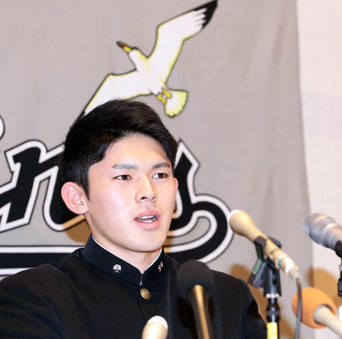 ロッテとの契約交渉を終えた大船渡佐々木は柔らかい表情で会見で答える（撮影・浅見桂子）