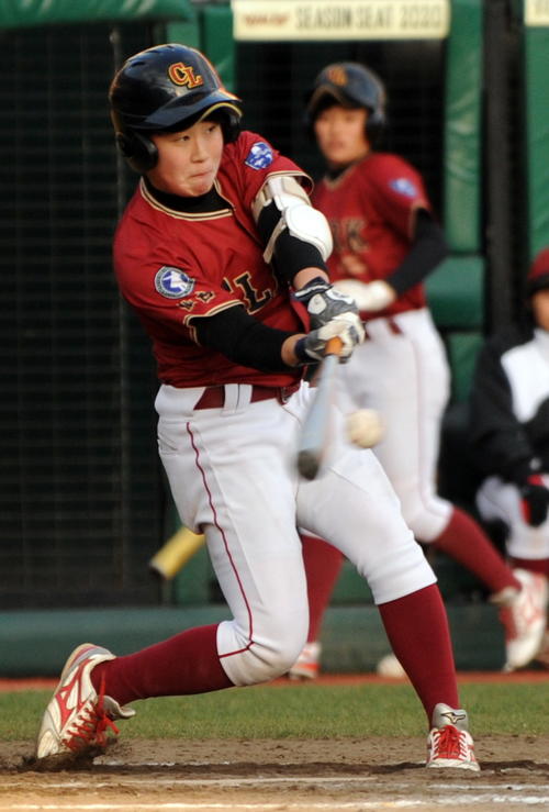 クラーク仙台対開志学園　7回表クラーク仙台1死二塁、中村が左中間に同点打を放つ（撮影・佐々木雄高）