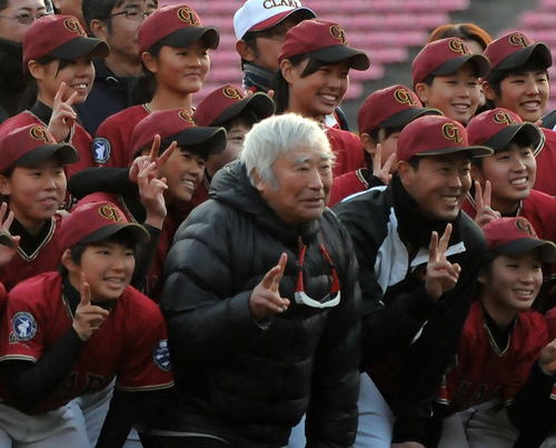 試合後、選手たちと記念撮影するクラーク記念国際の三浦校長