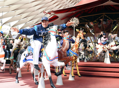 西武山川はメリーゴーラウンドに乗ってポーズを決める（撮影・たえ見朱実）