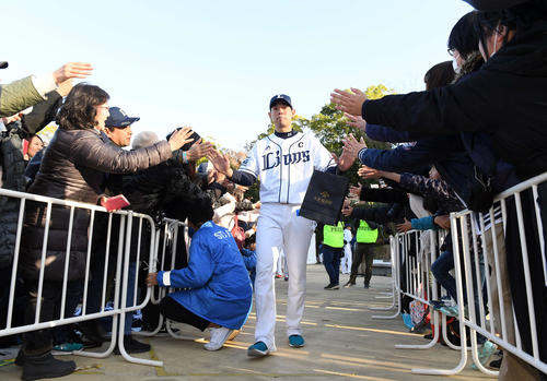 ファン感を終えファンとハイタッチして会場を後にする西武秋山（撮影・たえ見朱実）