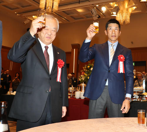 藤原オーナー（左）らとOB総会に出席し乾杯する矢野監督（撮影・加藤哉）