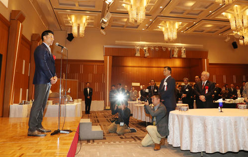 OB総会に出席し壇上からあいさつする矢野監督、右端は藤原オーナー、同2人目は川藤会長（撮影・加藤哉）