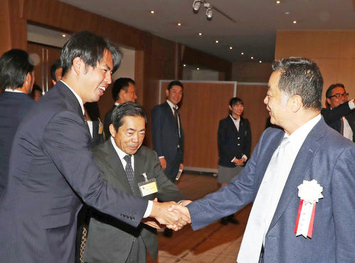 井川慶氏（左）（左）と握手する川藤OB会長（撮影・加藤哉）