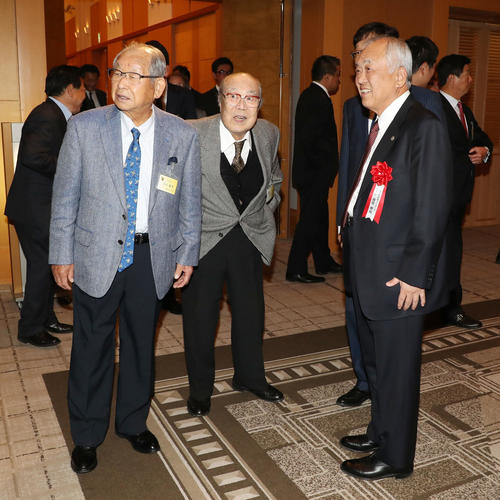 OB総会に参加し本紙評論家の吉田義男氏（左）と談笑する大津淳氏（中央）、右端は藤原崇起オーナー（撮影・加藤哉）