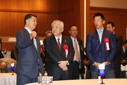 OB懇親会で藤原オーナー（中央）と話す川藤会長、右は矢野監督（撮影・加藤哉）