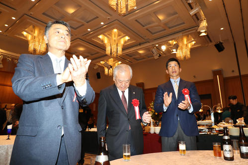 川藤OB会長（左）、藤原オーナーとともに総会に出席し乾杯のビールを口にする阪神矢野監督（撮影・加藤哉）