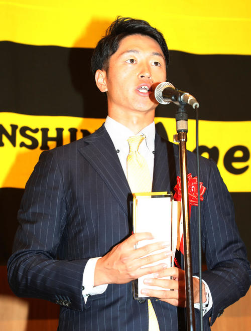 OB会から敢闘賞を受賞した近本光司（撮影・加藤哉）