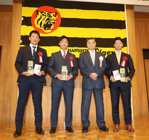 OB会から敢闘賞を受賞した左から、岩崎優、島本浩也、同3人目は川藤幸三阪神OB会長、右端は近本光司（撮影・加藤哉）