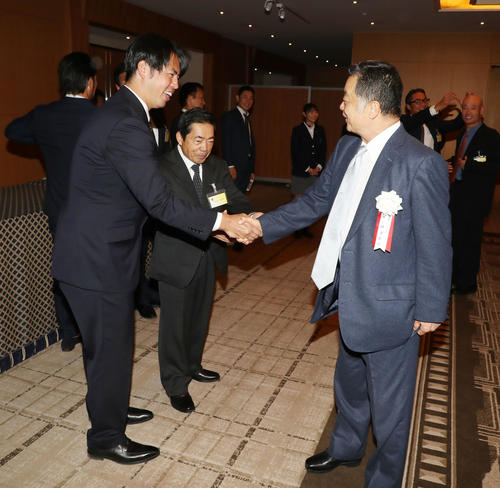 井川慶氏（左）と握手する川藤OB会長（撮影・加藤哉）