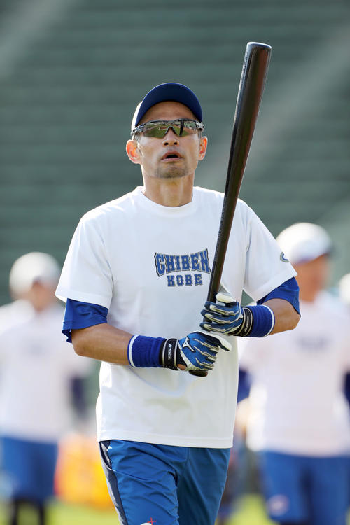 ウオーミングアップを終えベンチへ引き揚げるイチロー氏（撮影・前田充）