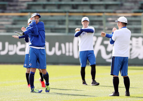 ウオーミングアップを行うイチロー氏（左端）（撮影・前田充）