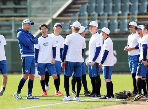 草野球チームの仲間らと談笑するイチロー氏（左端）（撮影・前田充）