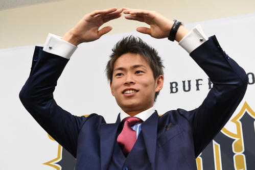1億の大台で更改を終えた山岡泰輔は笑顔を見せる（撮影・渦原淳）